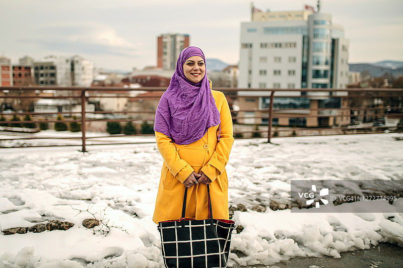 微笑的穆斯林女人图片素材