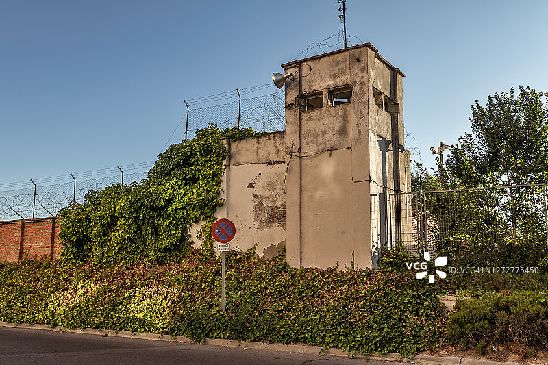废弃的军事营房检查站图片素材