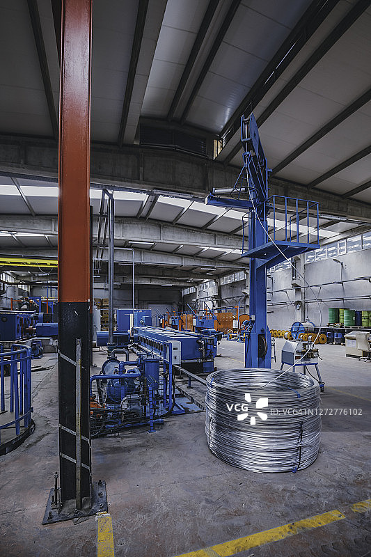 钢铁工业中的缆绳制造机图片素材