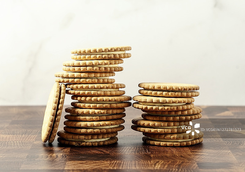 白色背景下的香草夹心饼干堆图片素材