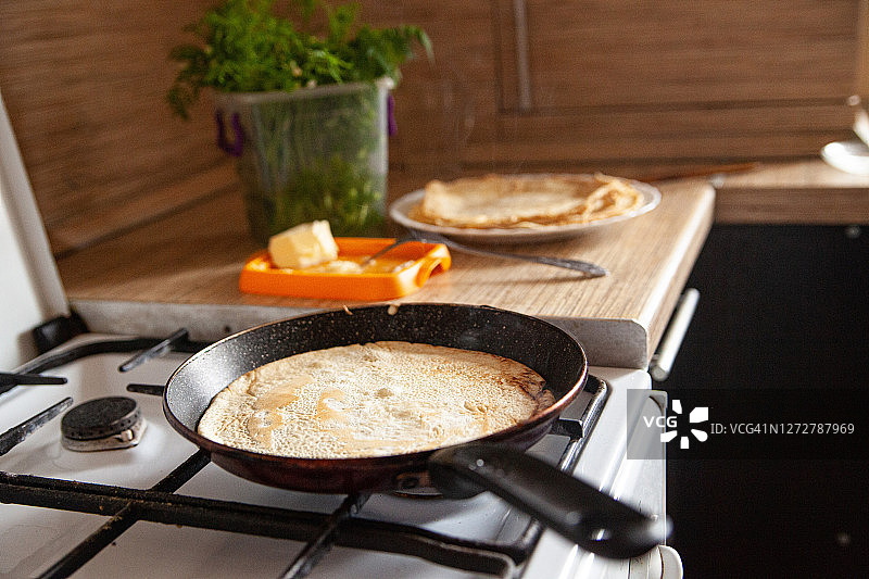 在家准备俄式薄煎饼图片素材