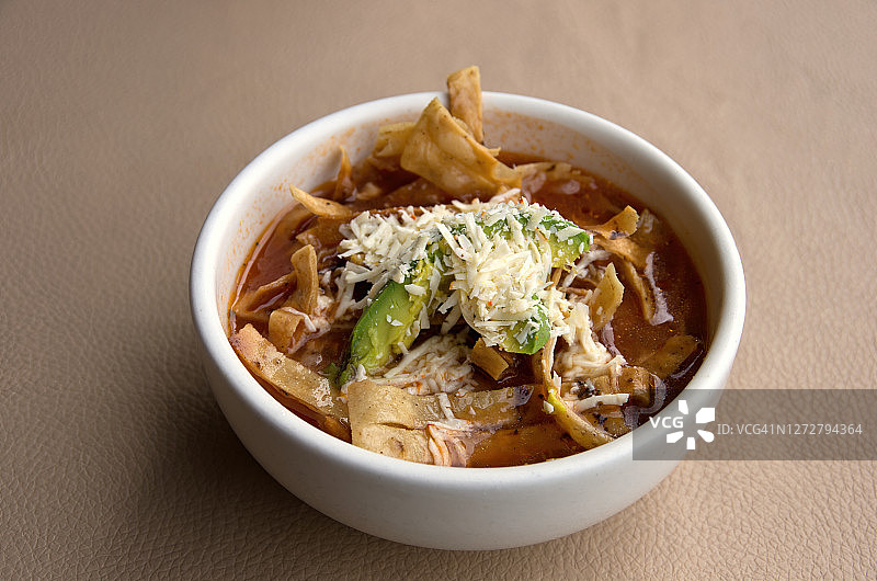 白色碗中的玉米饼汤/阿兹特克汤图片素材