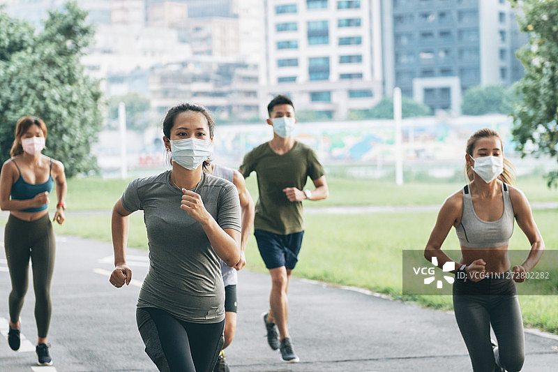 戴着口罩慢跑图片素材