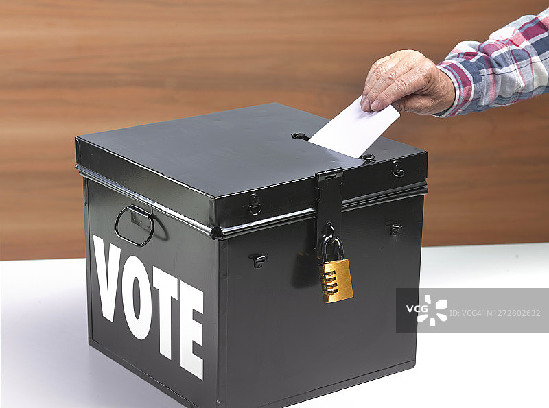 手向投票箱中投票图片素材