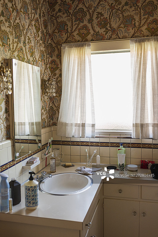 凌乱的家庭浴室内部图片素材