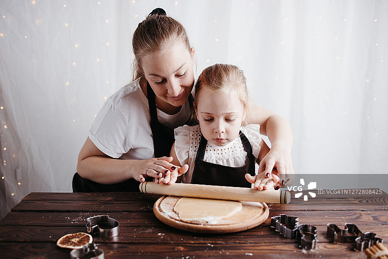 母女一起揉姜饼面团图片素材