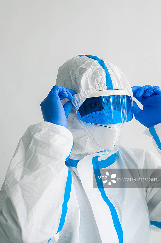 在白色背景下穿戴个人防护装备的年轻东南亚男子图片素材