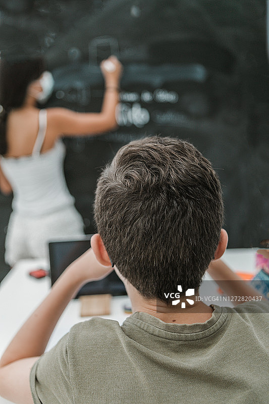 化学课上的女教师图片素材