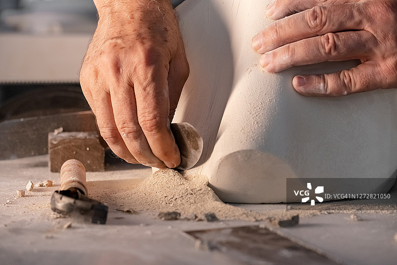 用陶器工具雕刻粘土图片素材