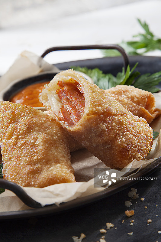 意大利辣香肠披萨蛋卷配马里纳拉酱图片素材