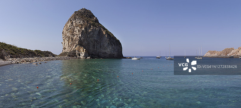 意大利蓬廷群岛帕尔马罗拉主海滩的清澈海水图片素材