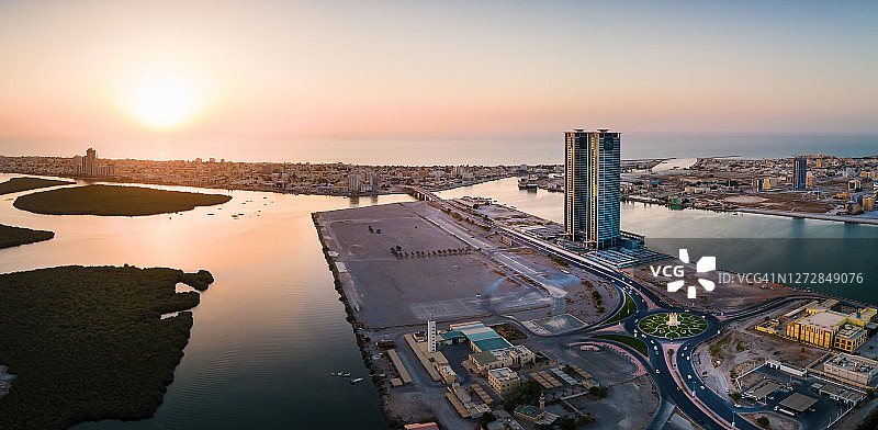 阿拉伯联合酋长国哈伊马角酋长国城市天际线全景图片素材