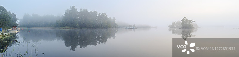 秋日清晨雾中湖泊岛屿全景图片素材