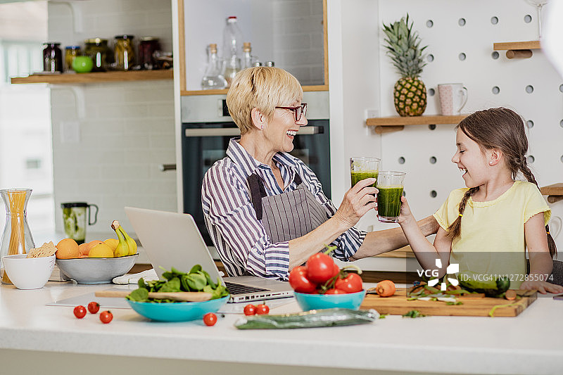 祖孙在厨房一起制作冰沙图片素材