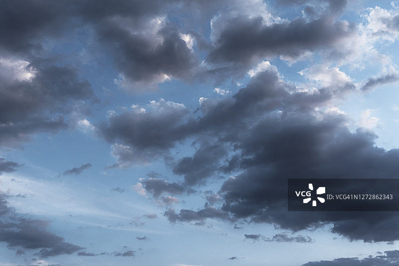 层积云的低角度景观图片素材