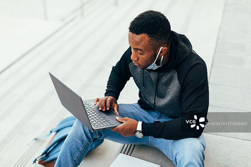 在校园学习的学生图片素材