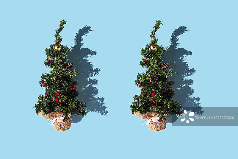 蓝色背景上的一排塑料圣诞树图片素材