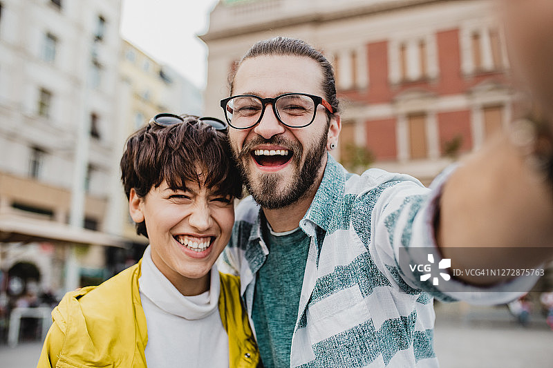 幸福情侣自拍图片素材