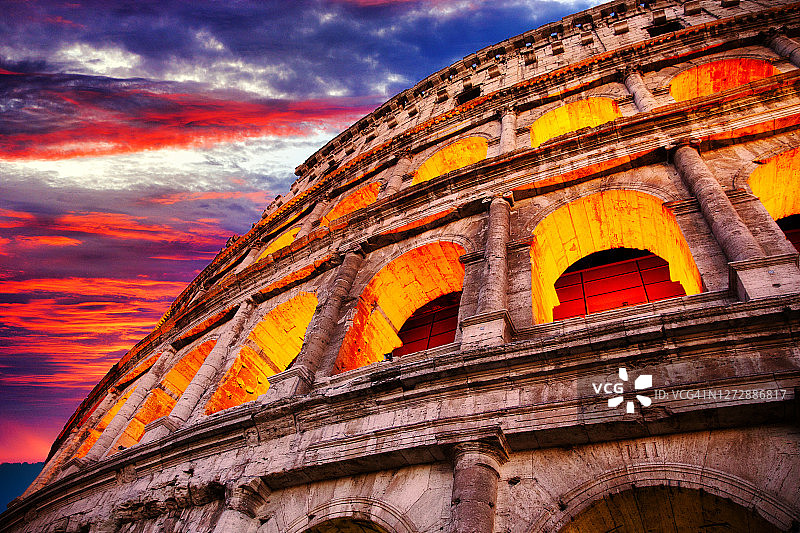 日落下的罗马斗兽场图片素材