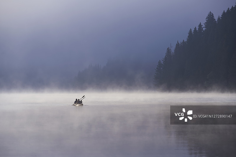 人们在湖上划皮划艇图片素材