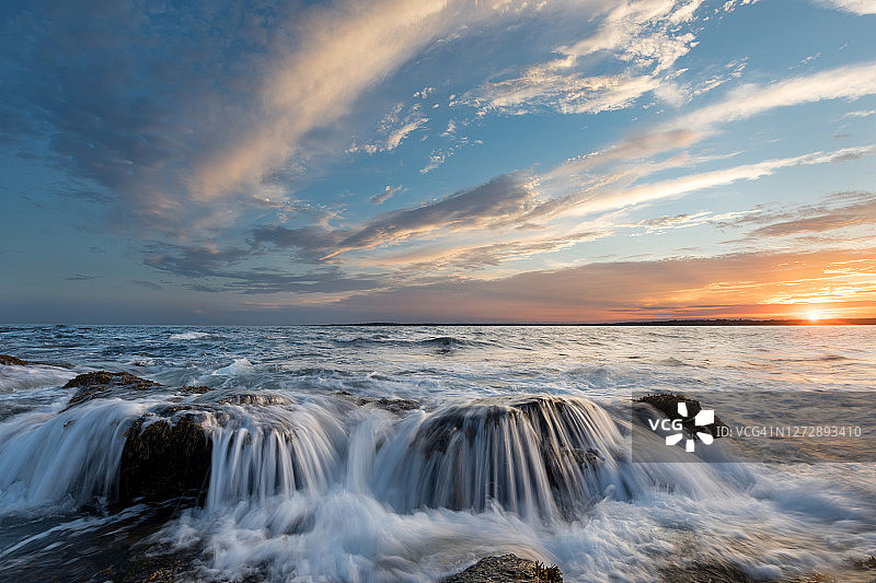 詹姆斯敦比弗泰尔州立公园海岸线的日落图片素材