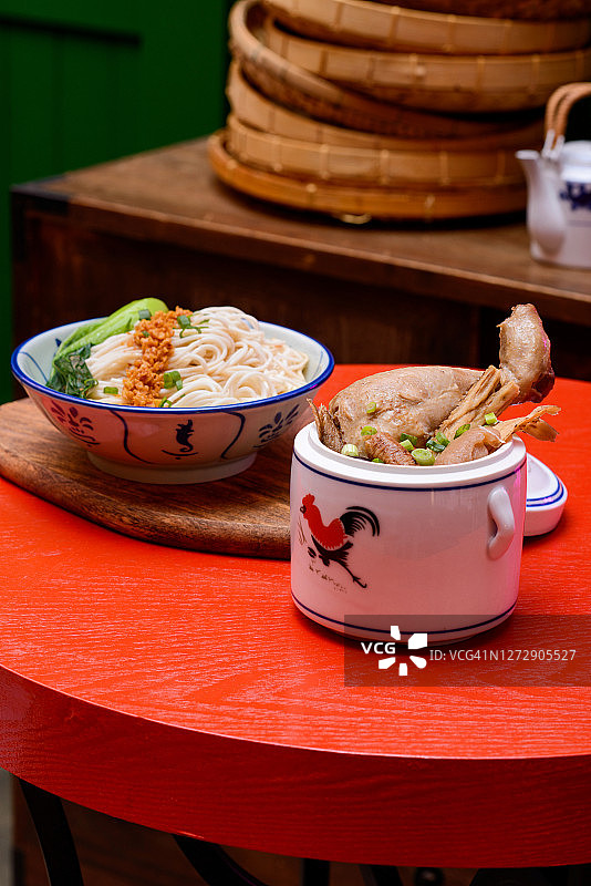 女性人参鸡肉面条图片素材