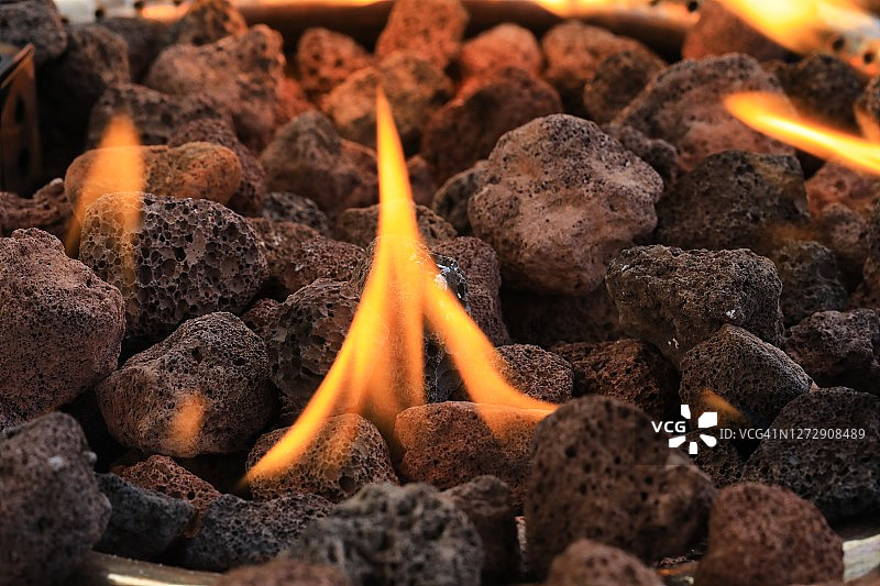 火山岩中的燃气火焰图片素材