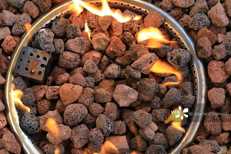 带有火山岩的天然气火坑图片素材