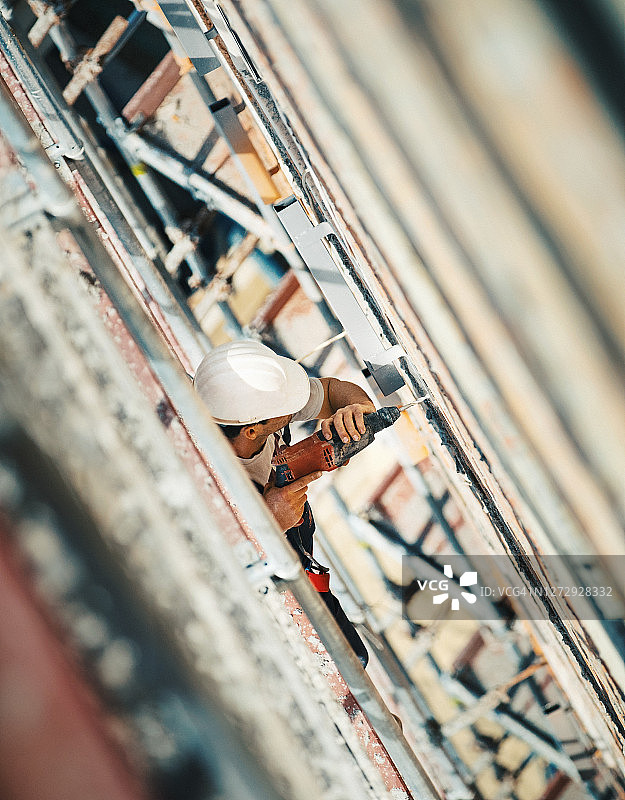 建筑工人在外墙上钻孔图片素材