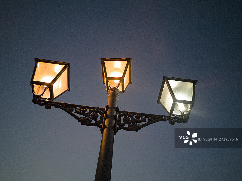 夜间照明的路灯图片素材