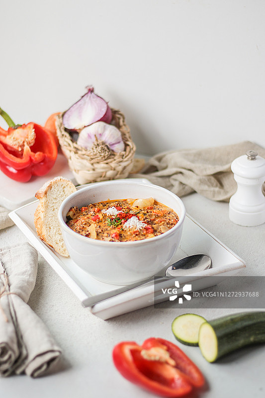 蔬菜纯素扁豆汤碗图片素材