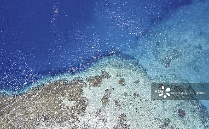 巴布亚新几内亚俾斯麦海低潮时暴露的珊瑚礁航拍图片素材