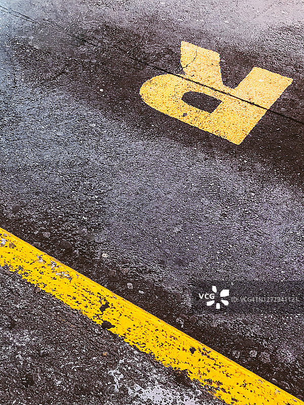 沥青路面上绘制的黄色字母R图片素材