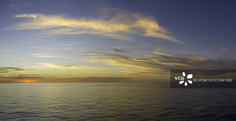 巴布亚新几内亚金贝湾海边日落图片素材