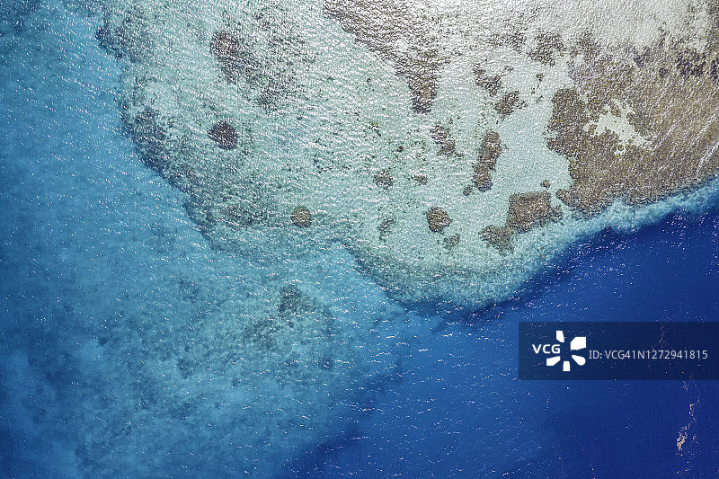 巴布亚新几内亚俾斯麦海低潮时暴露的珊瑚礁航拍图片素材