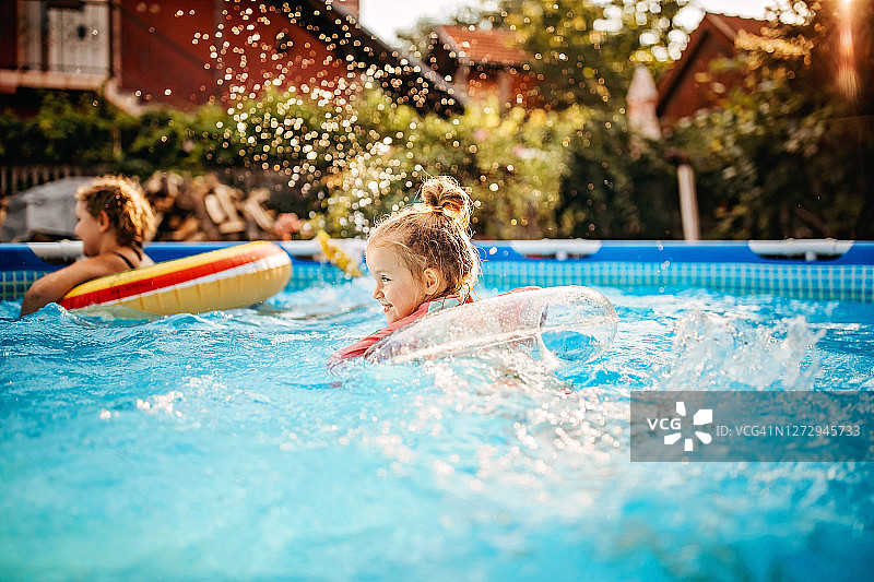 我在游泳池里玩得很开心图片素材