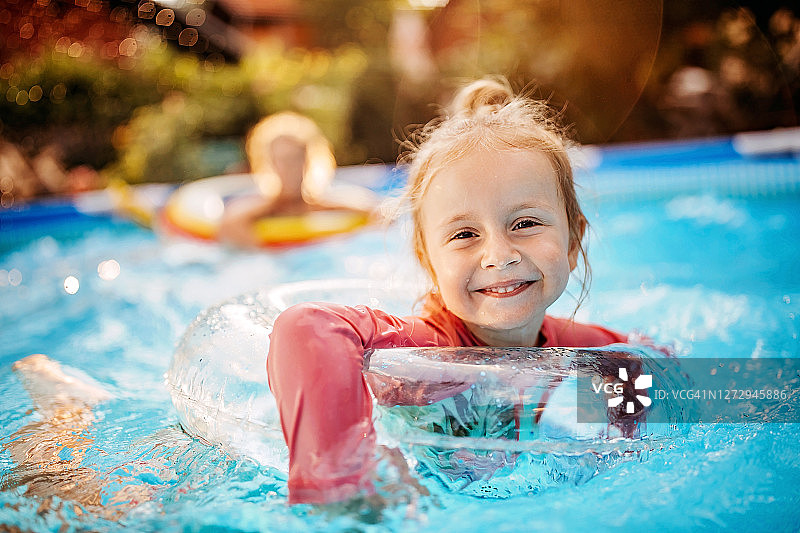 我在游泳池里玩得很开心图片素材