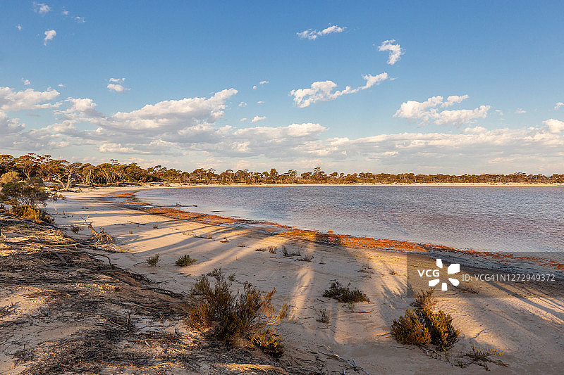 波浪岩附近的魔法湖日落图片素材