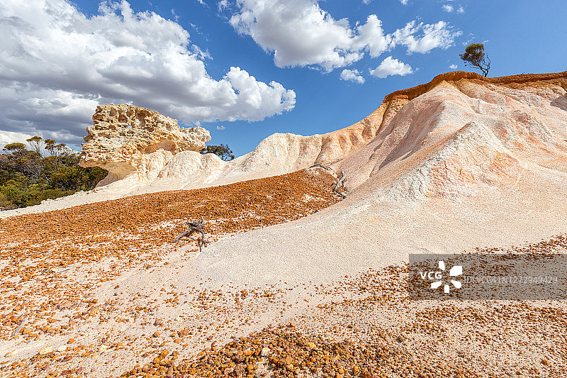 波浪岩附近的粉红色和白色岩石图片素材