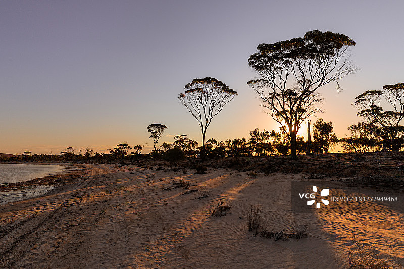 波浪岩附近的魔法湖日落图片素材