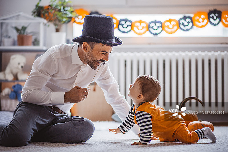 一起玩耍庆祝万圣节图片素材
