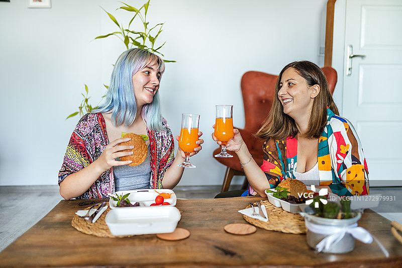 在家吃素食外卖的两名年轻女子图片素材