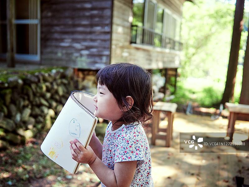 父母和孩子在野外露营图片素材
