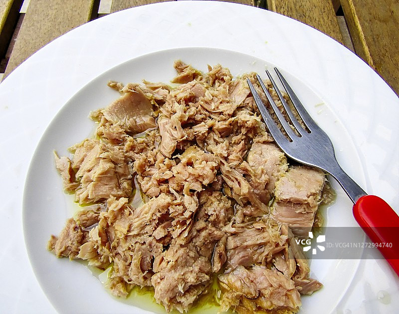 一碗希腊橄榄油金枪鱼图片素材