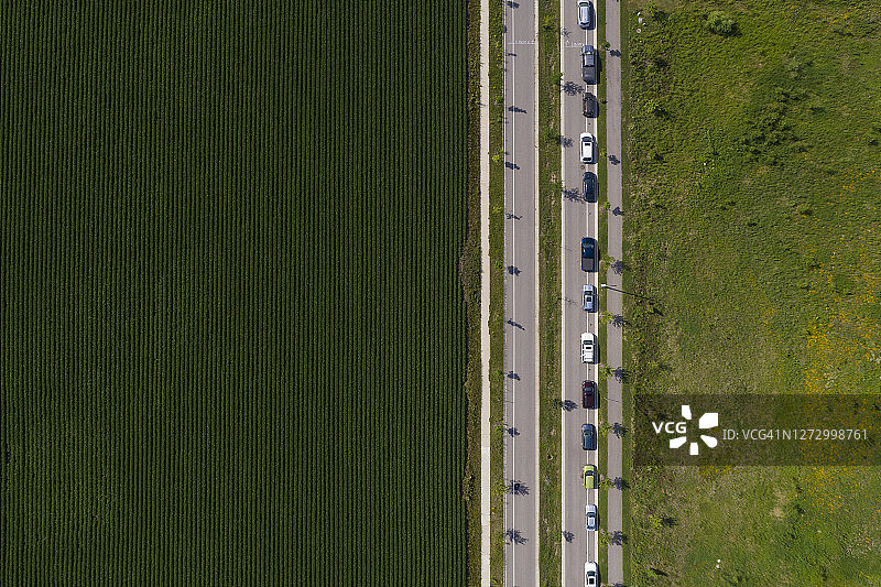 道路上的车辆航拍图片素材