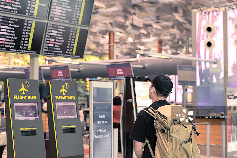 乘客在机场航站楼查看到港离港信息图片素材