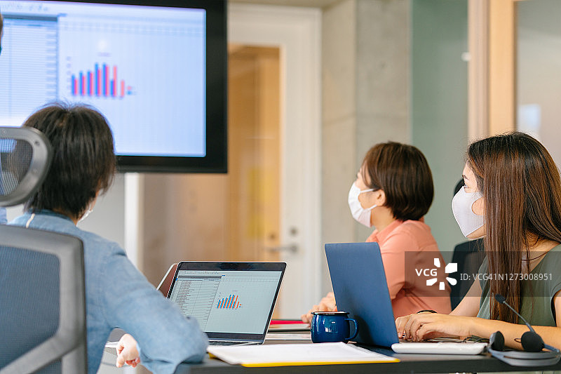 商务人士佩戴口罩进行商务会议图片素材