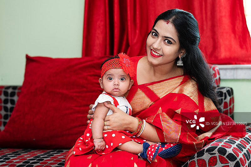 印度母亲抱着婴儿图片素材