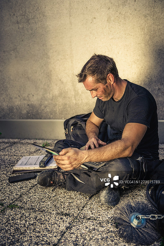 烟囱清洁工为顾客开收据图片素材