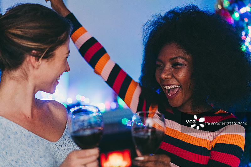 朋友们在新年除夕夜待在家里（COVID-19）图片素材